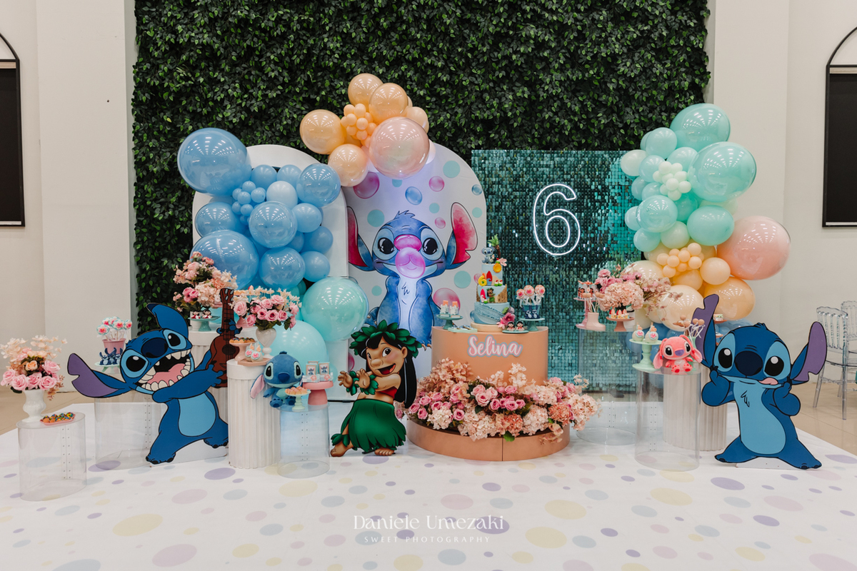 Fotografia de aniversário infantil em Mogi das Cruzes. Festa de 6 anos da Selina no Buffet Santa Arruaça, com tema Stitch e decoração da Doce de Laço. Registro afetivo e espontâneo por Dani Umezaki.