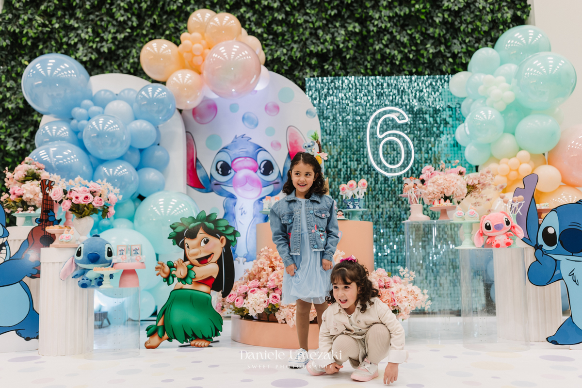 Fotografia de aniversário infantil em Mogi das Cruzes. Festa de 6 anos da Selina no Buffet Santa Arruaça, com tema Stitch e decoração da Doce de Laço. Registro afetivo e espontâneo por Dani Umezaki.