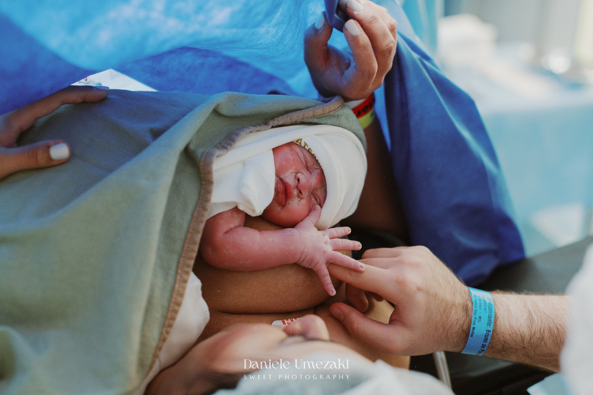 Fotografia de parto em São Paulo. Nascimento do Joaquim na Maternidade São Luiz Star, cercado de carinho da família e equipe, registrado por Dani Umezaki com afeto e verdade.