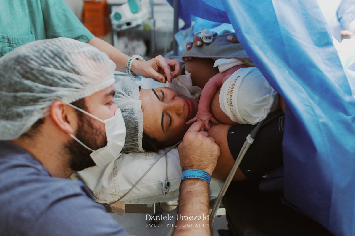 Fotografia de parto em São Paulo. Nascimento do Joaquim na Maternidade São Luiz Star, cercado de carinho da família e equipe, registrado por Dani Umezaki com afeto e verdade.