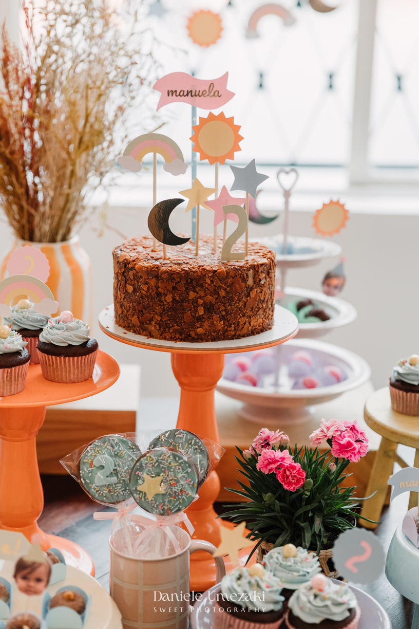 Fotografia de aniversário infantil em São Paulo. Festa intimista de 2 anos da Manuela no Quintal Decorinha, com bolinhas de sabão, pintura e caixa de areia. Registro leve e afetivo por Dani Umezaki