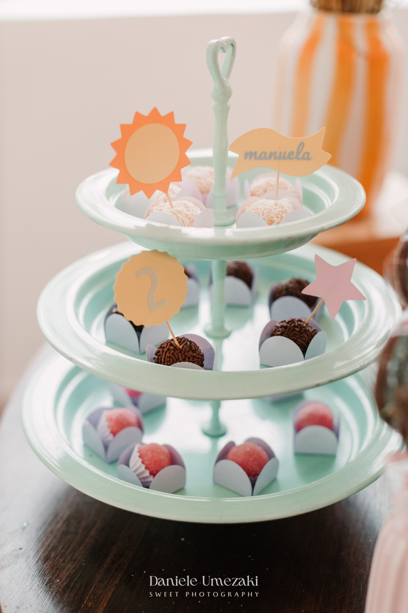 Fotografia de aniversário infantil em São Paulo. Festa intimista de 2 anos da Manuela no Quintal Decorinha, com bolinhas de sabão, pintura e caixa de areia. Registro leve e afetivo por Dani Umezaki