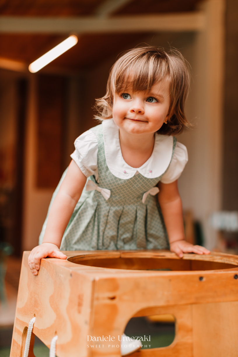 Fotografia de aniversário infantil em São Paulo. Festa intimista de 2 anos da Manuela no Quintal Decorinha, com bolinhas de sabão, pintura e caixa de areia. Registro leve e afetivo por Dani Umezaki