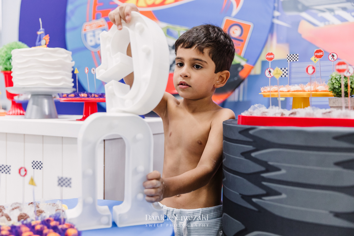 Fotografia de aniversário infantil em Mogi das Cruzes. Comemoração de 4 anos do Gustavo, com brincadeiras na areia, bolinhas de sabão e muita alegria. Registro afetivo por Dani Umezaki