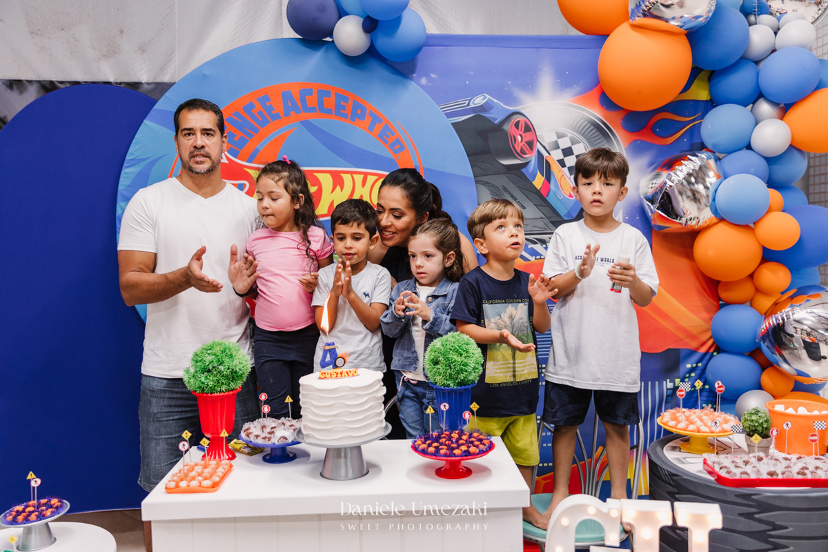 Fotografia de aniversário infantil em Mogi das Cruzes. Comemoração de 4 anos do Gustavo, com brincadeiras na areia, bolinhas de sabão e muita alegria. Registro afetivo por Dani Umezaki