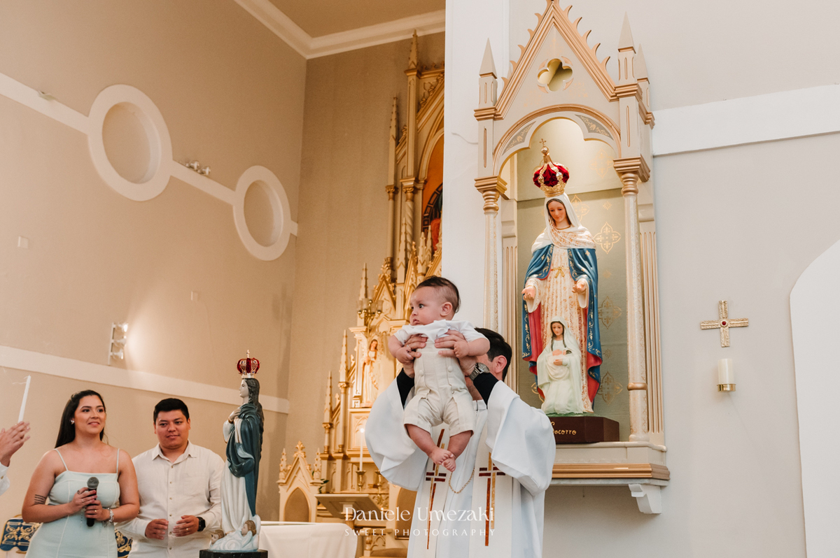 Fotografia de batizado em Mogi das Cruzes. Cerimônia do Matteo na Igreja do Socorro e almoço no Recanto da Vila, com decoração da Jaque Festas Decor. Registro afetivo por Dani Umezaki. fotografia de batizado Mogi das Cruzes, fotógrafa de batizado SP