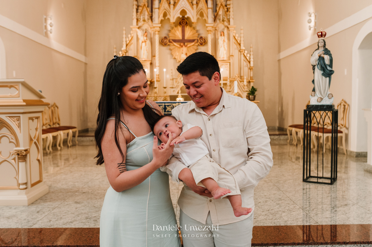 Fotografia de batizado em Mogi das Cruzes. Cerimônia do Matteo na Igreja do Socorro e almoço no Recanto da Vila, com decoração da Jaque Festas Decor. Registro afetivo por Dani Umezaki. fotografia de batizado Mogi das Cruzes, fotógrafa de batizado SP