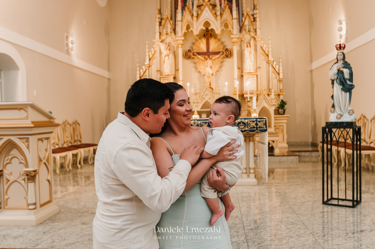 Fotografia de batizado em Mogi das Cruzes. Cerimônia do Matteo na Igreja do Socorro e almoço no Recanto da Vila, com decoração da Jaque Festas Decor. Registro afetivo por Dani Umezaki. fotografia de batizado Mogi das Cruzes, fotógrafa de batizado SP