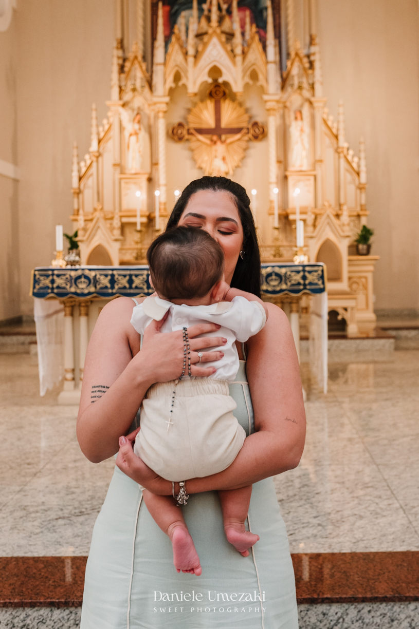 Fotografia de batizado em Mogi das Cruzes. Cerimônia do Matteo na Igreja do Socorro e almoço no Recanto da Vila, com decoração da Jaque Festas Decor. Registro afetivo por Dani Umezaki. fotografia de batizado Mogi das Cruzes, fotógrafa de batizado SP