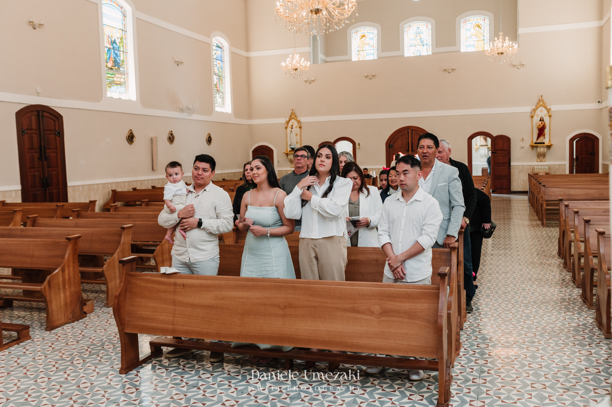 Fotografia de batizado em Mogi das Cruzes. Cerimônia do Matteo na Igreja do Socorro e almoço no Recanto da Vila, com decoração da Jaque Festas Decor. Registro afetivo por Dani Umezaki. fotografia de batizadoFotogr Mogi das Cruzes, fotógrafa de batizado SP