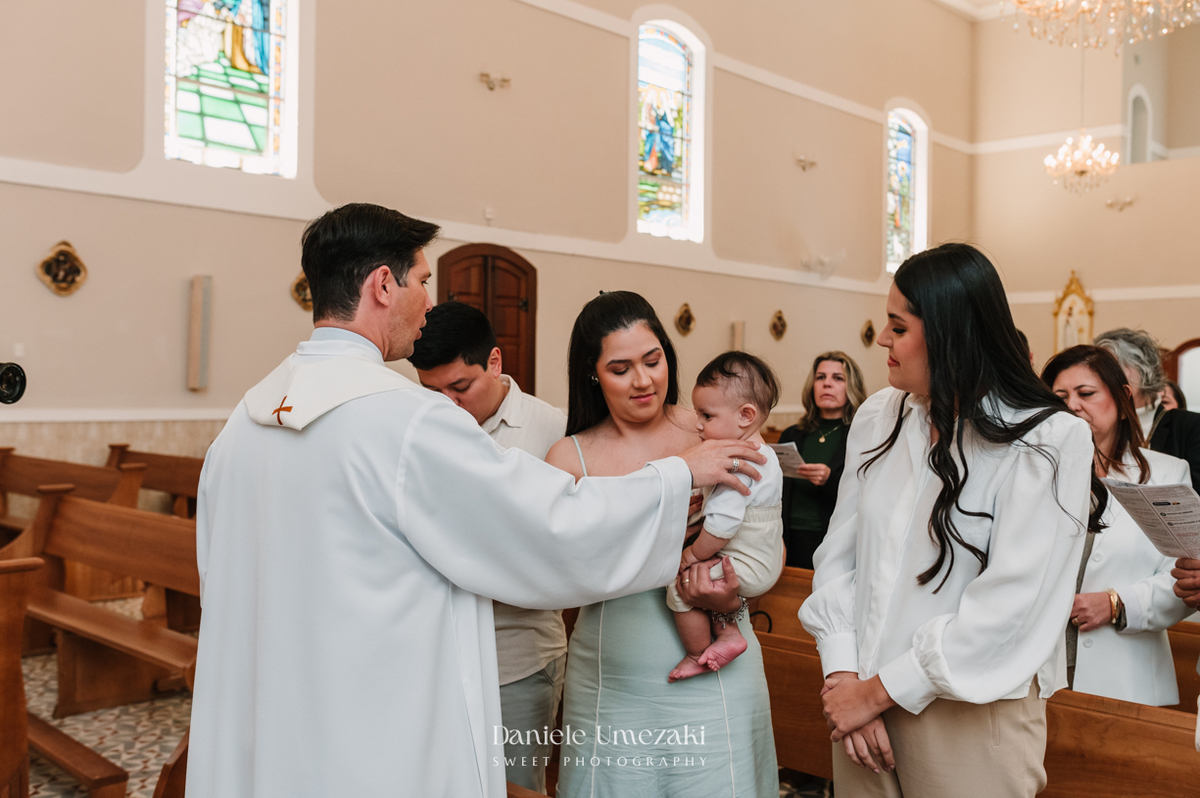 Fotografia de batizado em Mogi das Cruzes. Cerimônia do Matteo na Igreja do Socorro e almoço no Recanto da Vila, com decoração da Jaque Festas Decor. Registro afetivo por Dani Umezaki. fotografia de batizado Mogi das Cruzes, fotógrafa de batizado SP