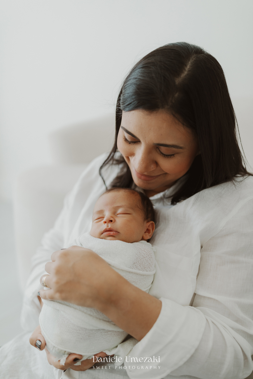 Ensaio newborn do Joaquim em estúdio. Fotografia delicada e afetiva, registrando seus primeiros dias de vida. Acompanhei desde o parto na Maternidade São Luiz Star. Por Dani Umezaki ensaio newborn Mogi das Cruzes, fotógrafa newborn SP, fotografia newborn 