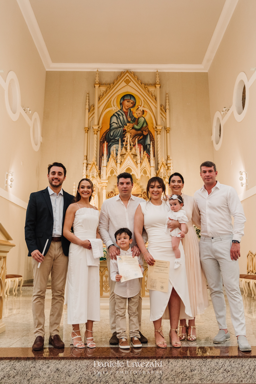 Fotografia de batizado na Igreja do Socorro, em Mogi das Cruzes. Cerimônia conduzida pelo Padre Michel, com almoço em família e decoração da Cerejeira Decora. Registro afetivo por Dani Umezaki