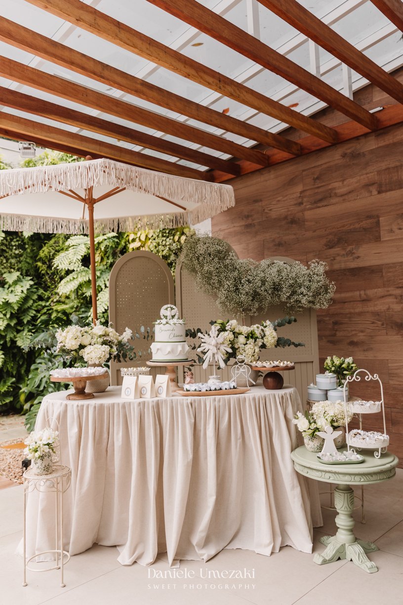 Fotografia de batizado na Igreja do Socorro, em Mogi das Cruzes. Cerimônia conduzida pelo Padre Michel, com almoço em família e decoração da Cerejeira Decora. Registro afetivo por Dani Umezaki