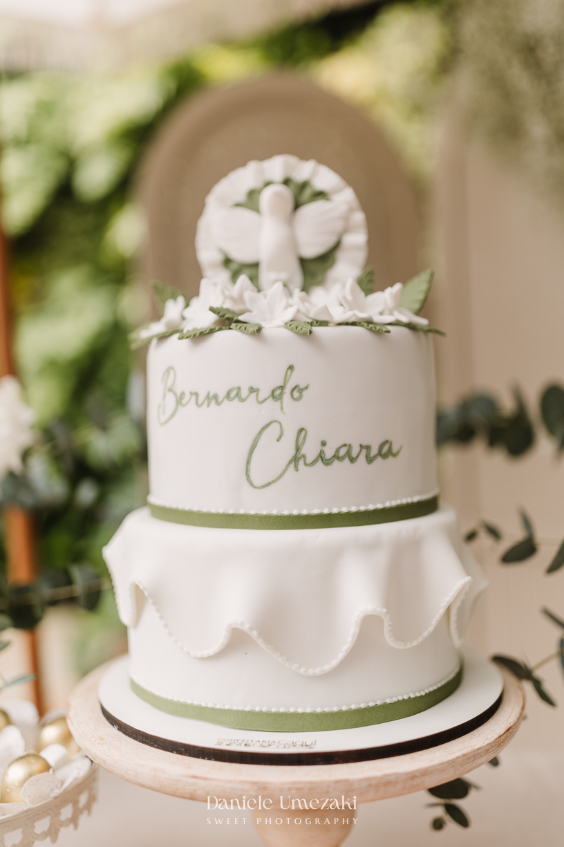 Fotografia de batizado na Igreja do Socorro, em Mogi das Cruzes. Cerimônia conduzida pelo Padre Michel, com almoço em família e decoração da Cerejeira Decora. Registro afetivo por Dani Umezaki