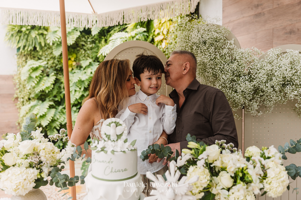 Fotografia de batizado na Igreja do Socorro, em Mogi das Cruzes. Cerimônia conduzida pelo Padre Michel, com almoço em família e decoração da Cerejeira Decora. Registro afetivo por Dani Umezaki
