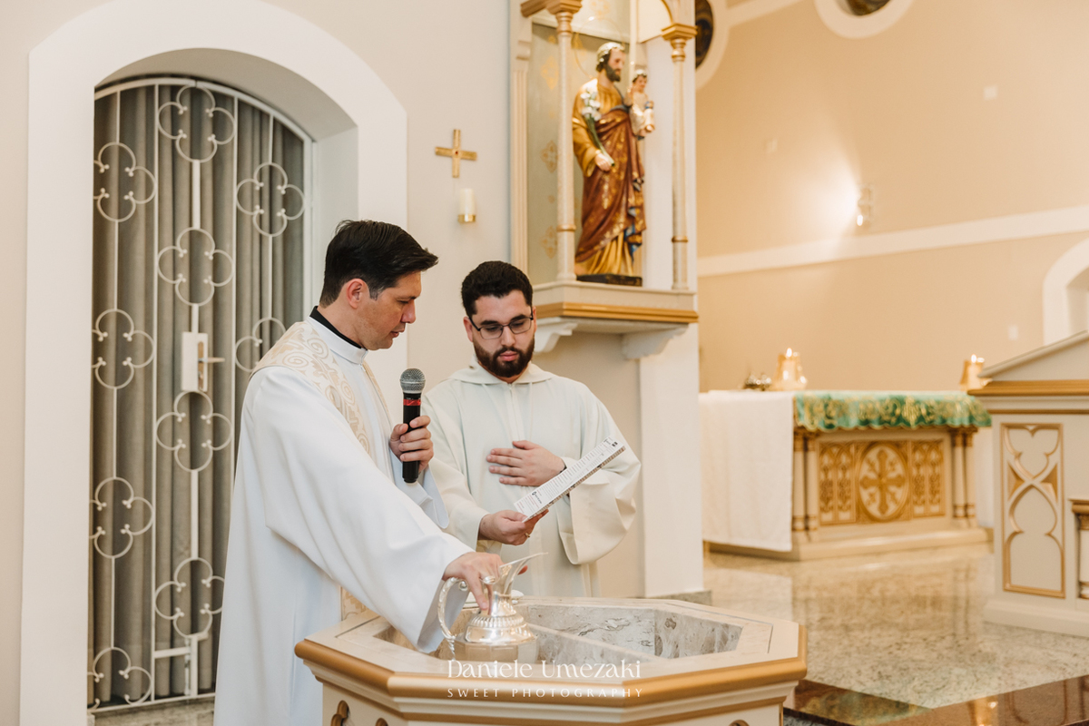 Fotografia de batizado na Igreja do Socorro, em Mogi das Cruzes. Cerimônia conduzida pelo Padre Michel, com almoço em família e decoração da Cerejeira Decora. Registro afetivo por Dani Umezaki