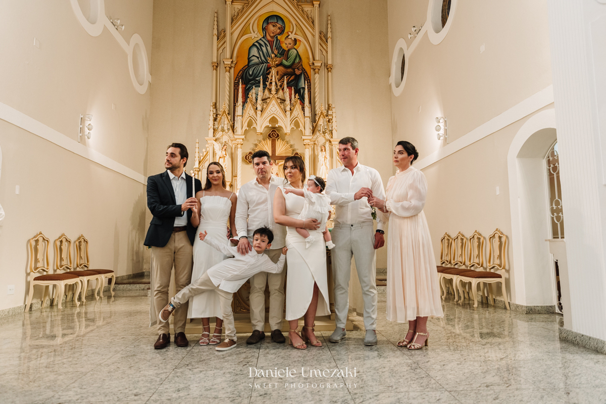 Fotografia de batizado na Igreja do Socorro, em Mogi das Cruzes. Cerimônia conduzida pelo Padre Michel, com almoço em família e decoração da Cerejeira Decora. Registro afetivo por Dani Umezaki