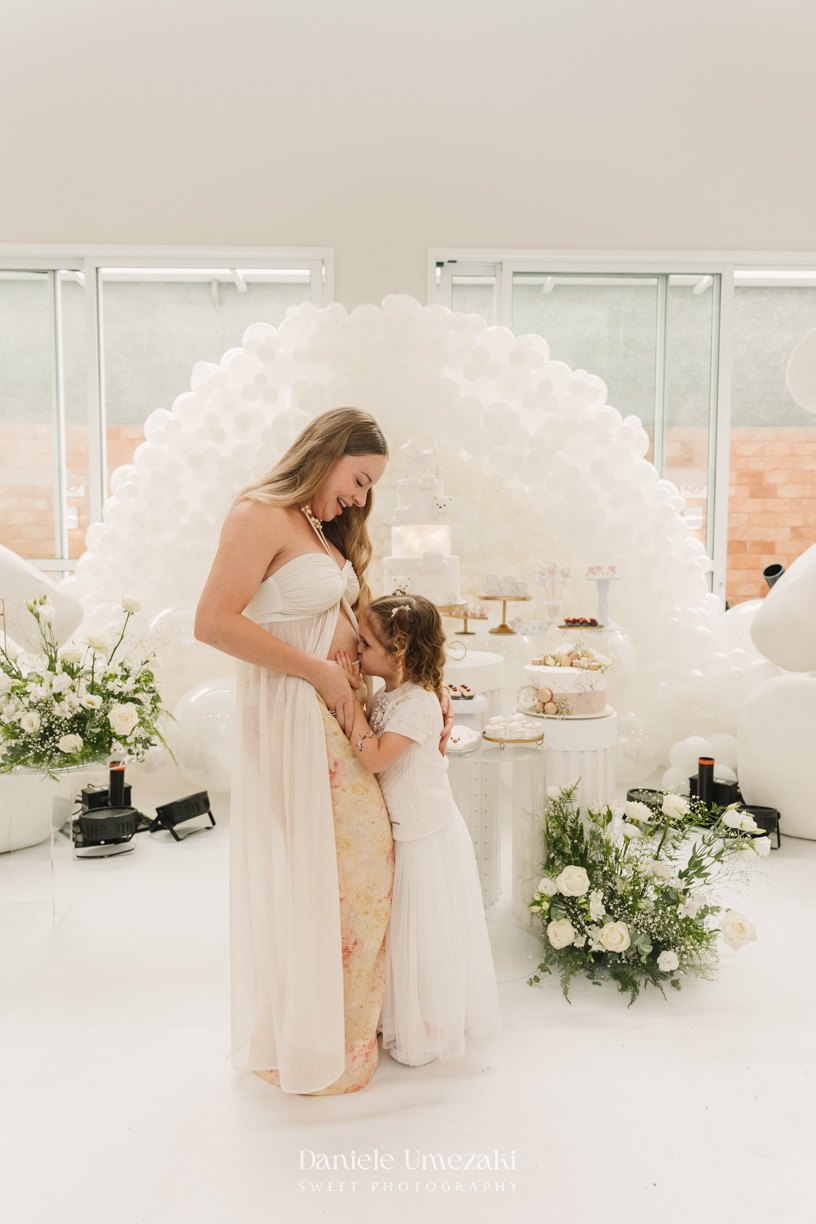 Fotografia de chá revelação em Mogi das Cruzes. Uma tarde leve e cheia de amor, com decoração da Doce de Laço, buffet Memorato por Vitória e muito carinho. Registro afetivo por Dani Umezaki