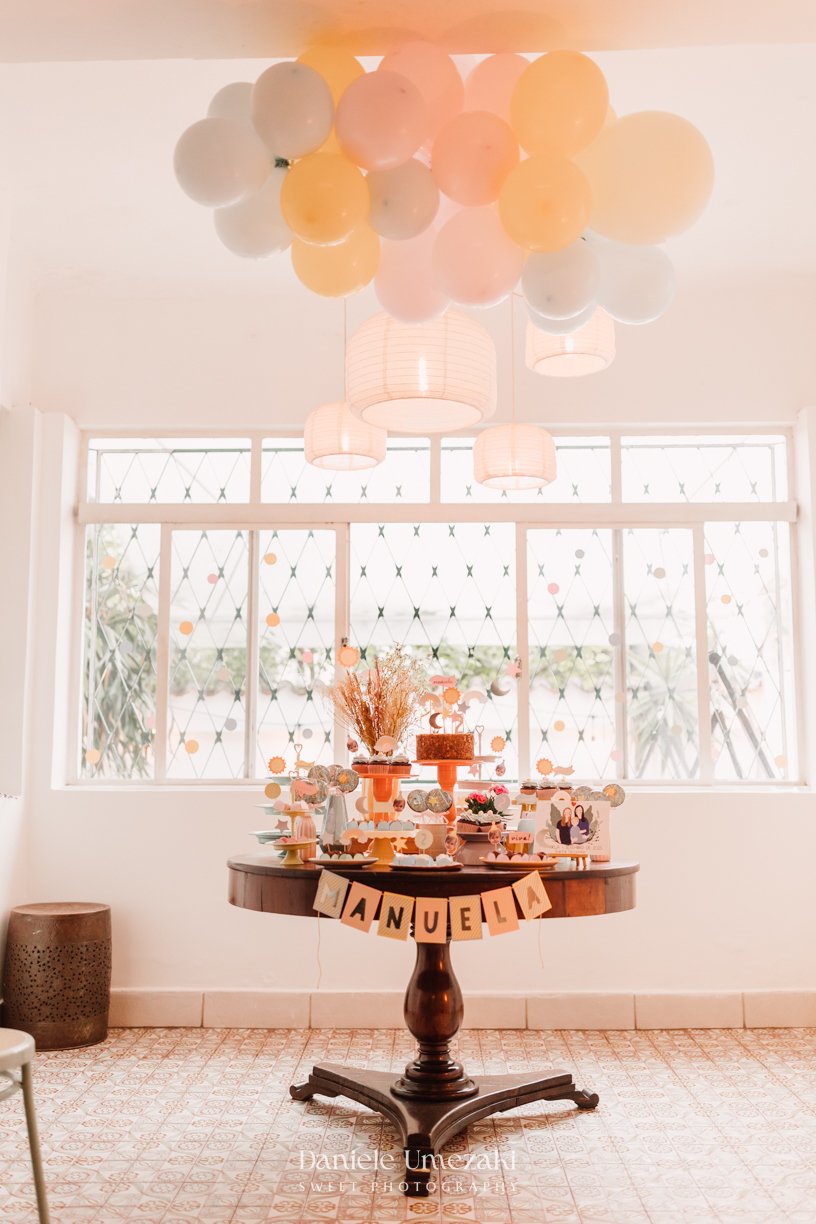 Fotografia de aniversário infantil no Quintal Decorinha, em São Paulo. Festa intimista e cheia de amor, registrada com olhar afetivo por Dani Umezaki – fotógrafa infantil e de família.