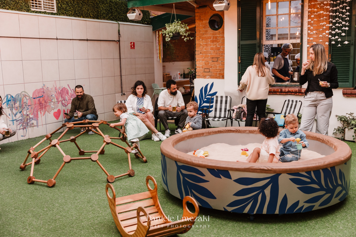 Fotografia de aniversário infantil no Quintal Decorinha, em São Paulo. Festa intimista e cheia de amor, registrada com olhar afetivo por Dani Umezaki – fotógrafa infantil e de família.