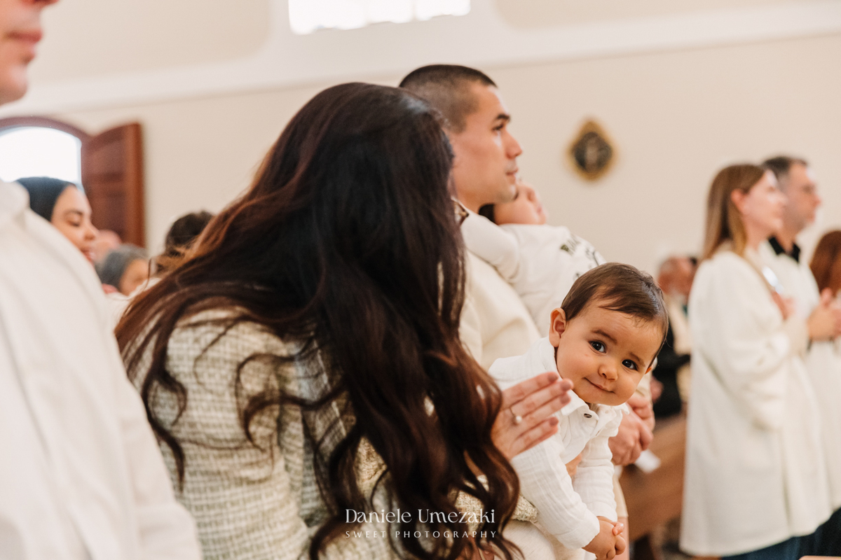 Fotografia de batizado em Mogi das Cruzes. Cerimônia do Benício na Igreja do Socorro, com registro leve, afetivo e cheio de fé por Dani Umezaki – fotógrafa de família fotografia de batizado Mogi das Cruzes, fotógrafa de batizado SP, batizado infantil Mogi