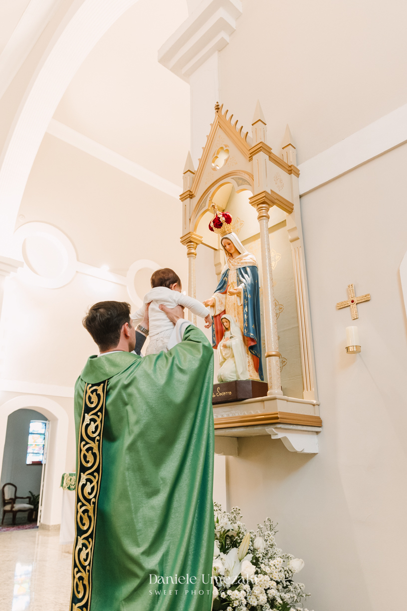Fotografia de batizado em Mogi das Cruzes. Cerimônia do Benício na Igreja do Socorro, com registro leve, afetivo e cheio de fé por Dani Umezaki – fotógrafa de família fotografia de batizado Mogi das Cruzes, fotógrafa de batizado SP, batizado infantil Mogi