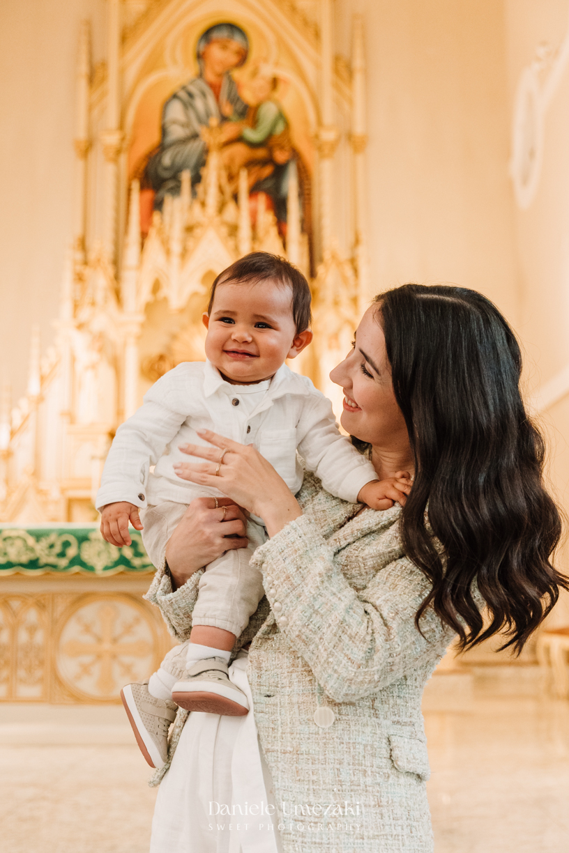 Fotografia de batizado em Mogi das Cruzes. Cerimônia do Benício na Igreja do Socorro, com registro leve, afetivo e cheio de fé por Dani Umezaki – fotógrafa de família fotografia de batizado Mogi das Cruzes, fotógrafa de batizado SP, batizado infantil Mogi