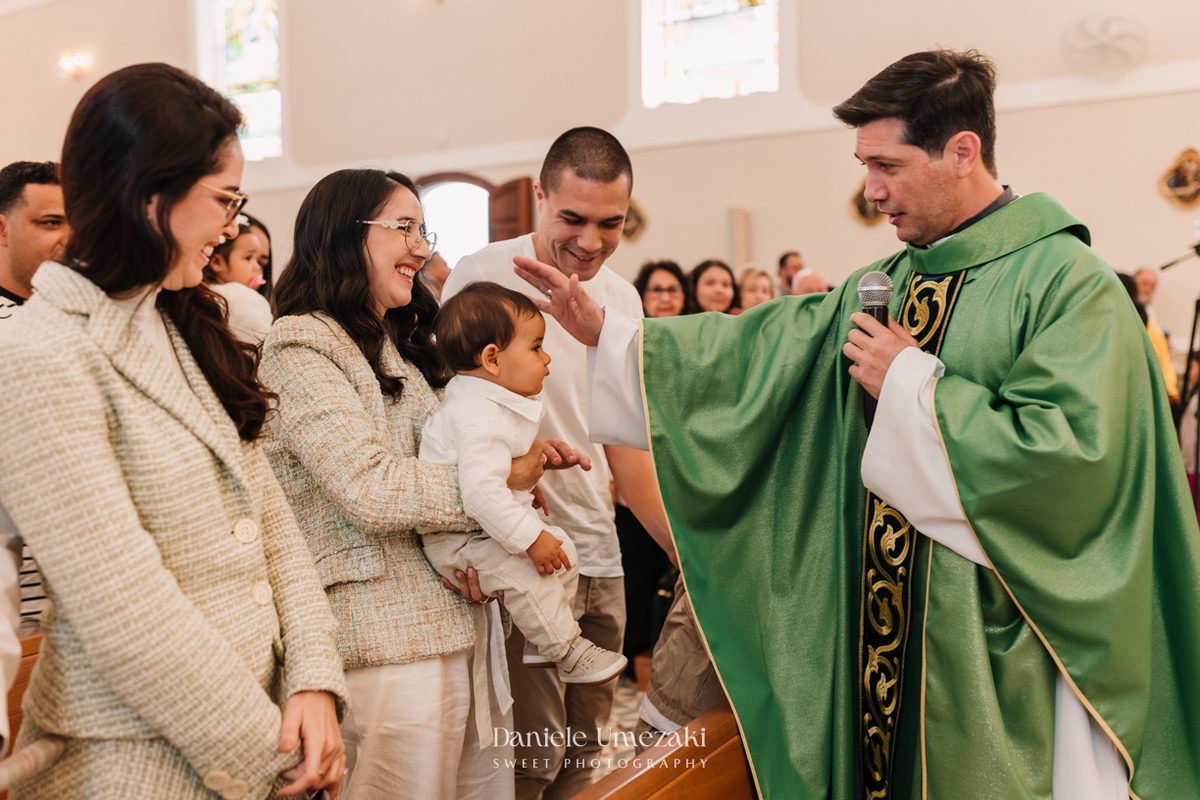 Fotografia de batizado em Mogi das Cruzes. Cerimônia do Benício na Igreja do Socorro, com registro leve, afetivo e cheio de fé por Dani Umezaki – fotógrafa de família fotografia de batizado Mogi das Cruzes, fotógrafa de batizado SP, batizado infantil Mogi