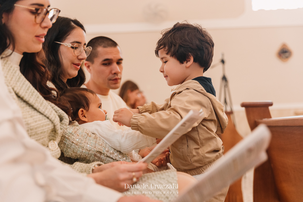 Fotografia de batizado em Mogi das Cruzes. Cerimônia do Benício na Igreja do Socorro, com registro leve, afetivo e cheio de fé por Dani Umezaki – fotógrafa de família fotografia de batizado Mogi das Cruzes, fotógrafa de batizado SP, batizado infantil Mogi