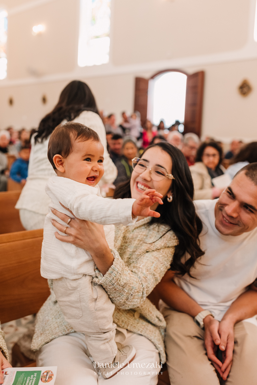 Fotografia de batizado em Mogi das Cruzes. Cerimônia do Benício na Igreja do Socorro, com registro leve, afetivo e cheio de fé por Dani Umezaki – fotógrafa de família fotografia de batizado Mogi das Cruzes, fotógrafa de batizado SP, batizado infantil Mogi
