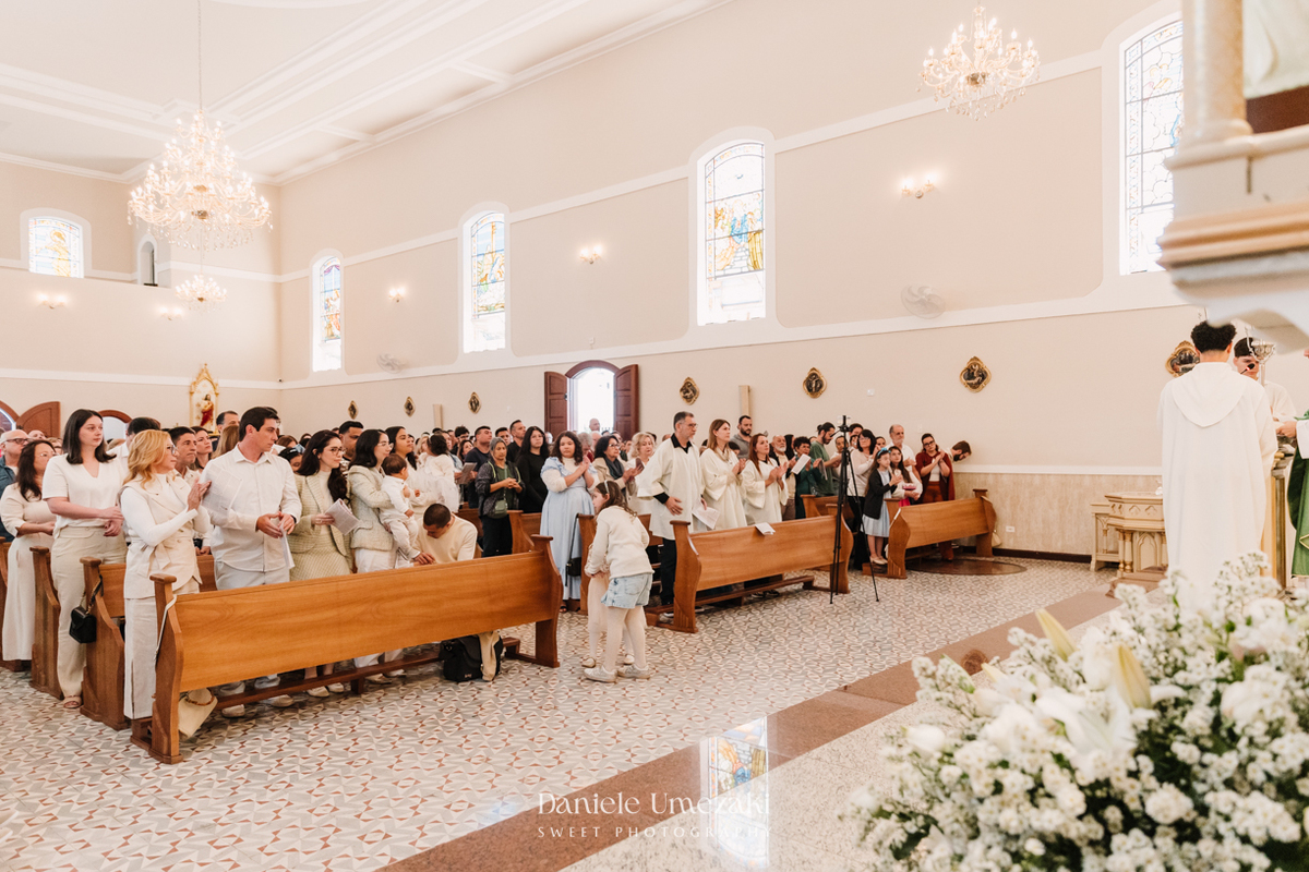 Fotografia de batizado em Mogi das Cruzes. Cerimônia do Benício na Igreja do Socorro, com registro leve, afetivo e cheio de fé por Dani Umezaki – fotógrafa de família fotografia de batizado Mogi das Cruzes, fotógrafa de batizado SP, batizado infantil Mogi