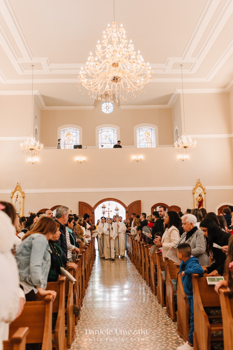 Fotografia de batizado em Mogi das Cruzes. Cerimônia do Benício na Igreja do Socorro, com registro leve, afetivo e cheio de fé por Dani Umezaki – fotógrafa de família fotografia de batizado Mogi das Cruzes, fotógrafa de batizado SP, batizado infantil Mogi