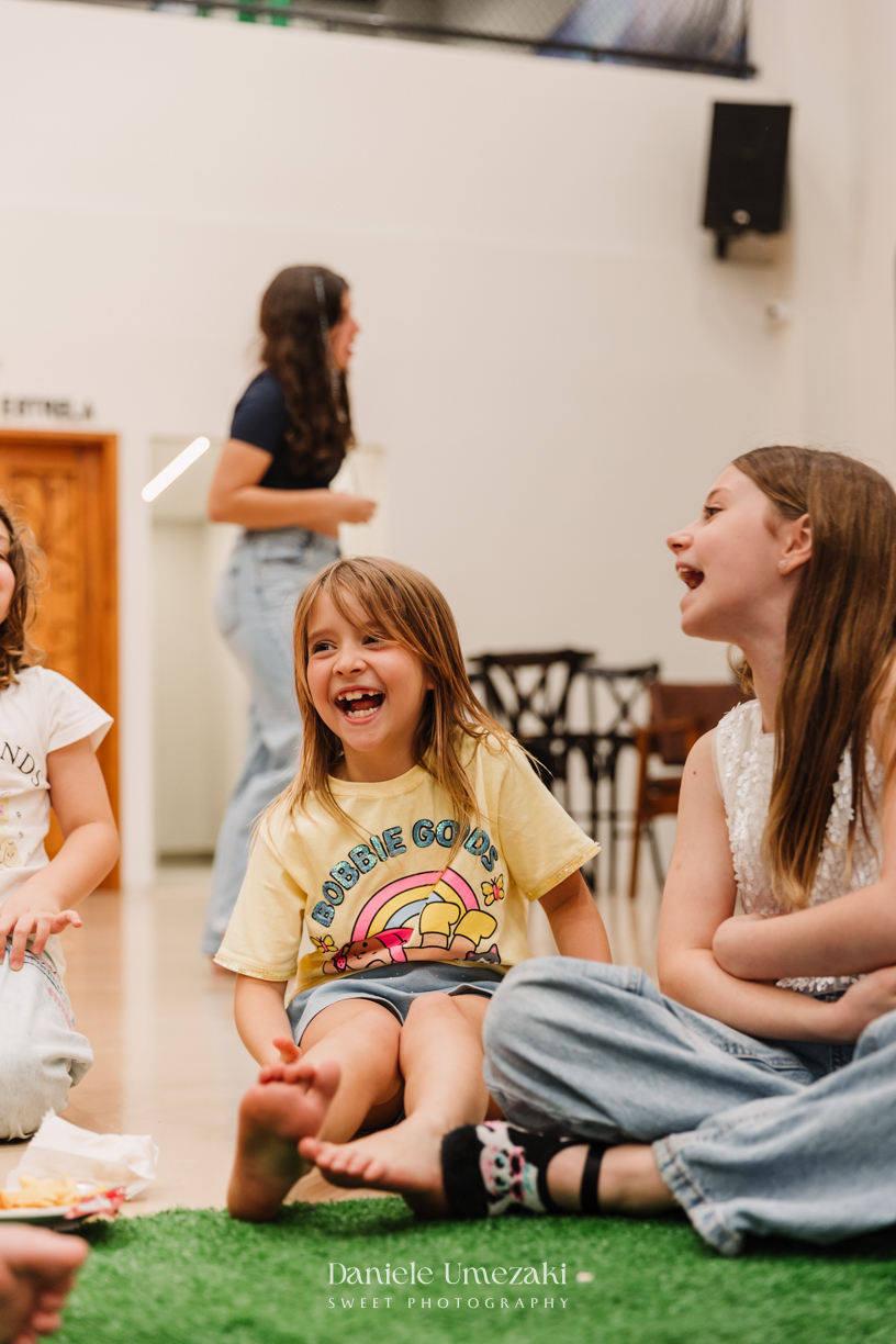  Convidados brincando durante a festa infantil no Buffet Santa Arruaça em Mogi das
Cruzes.