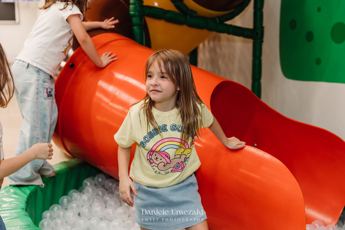  Alice descendo o escorregador durante o aniversário infantil – Mogi das Cruzes.