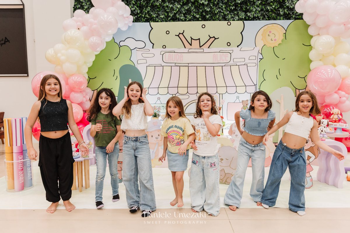 Laura e Alice brincando durante o aniversário infantil tema Bob Goods no Buffet Santa Arruaça em Mogi das Cruzes – Dani Umezaki Fotografia. com seus amigos da escola