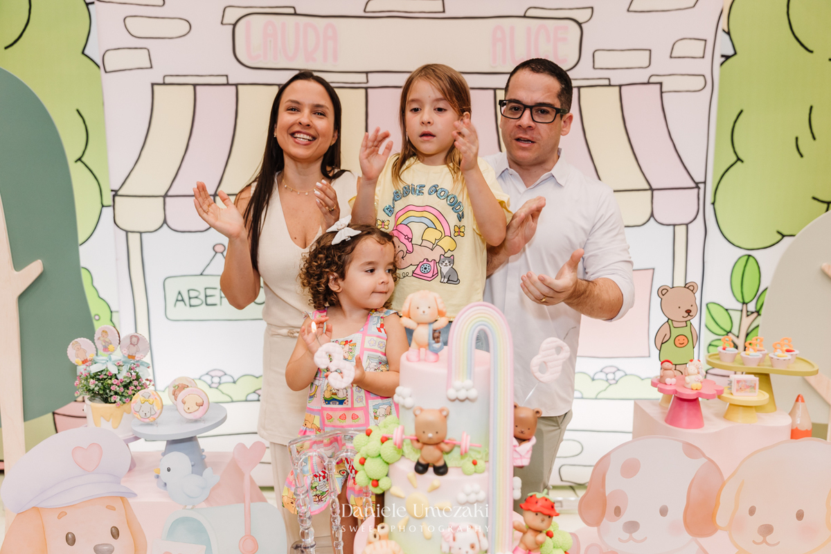 : Momento de parabéns das irmãs Laura e Alice – aniversário infantil Bob Goods Mogi
das Cruzes.
