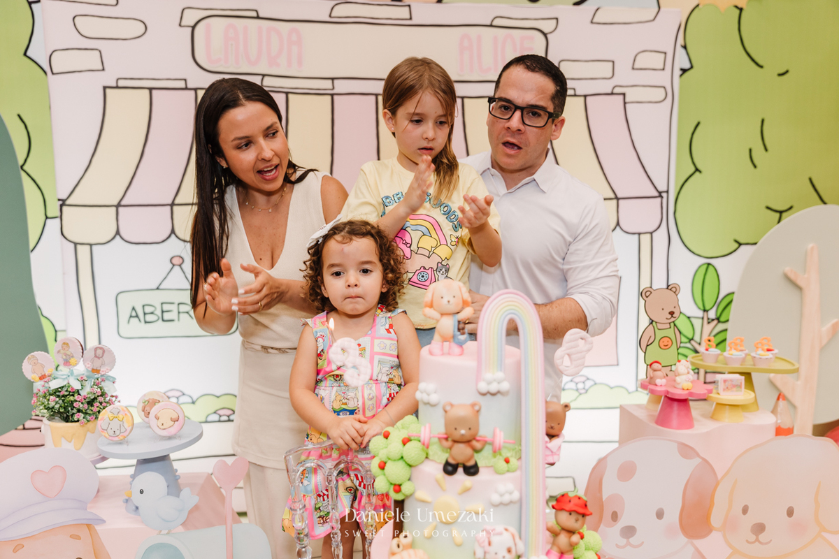 : Momento de parabéns das irmãs Laura e Alice – aniversário infantil Bob Goods Mogi
das Cruzes.
