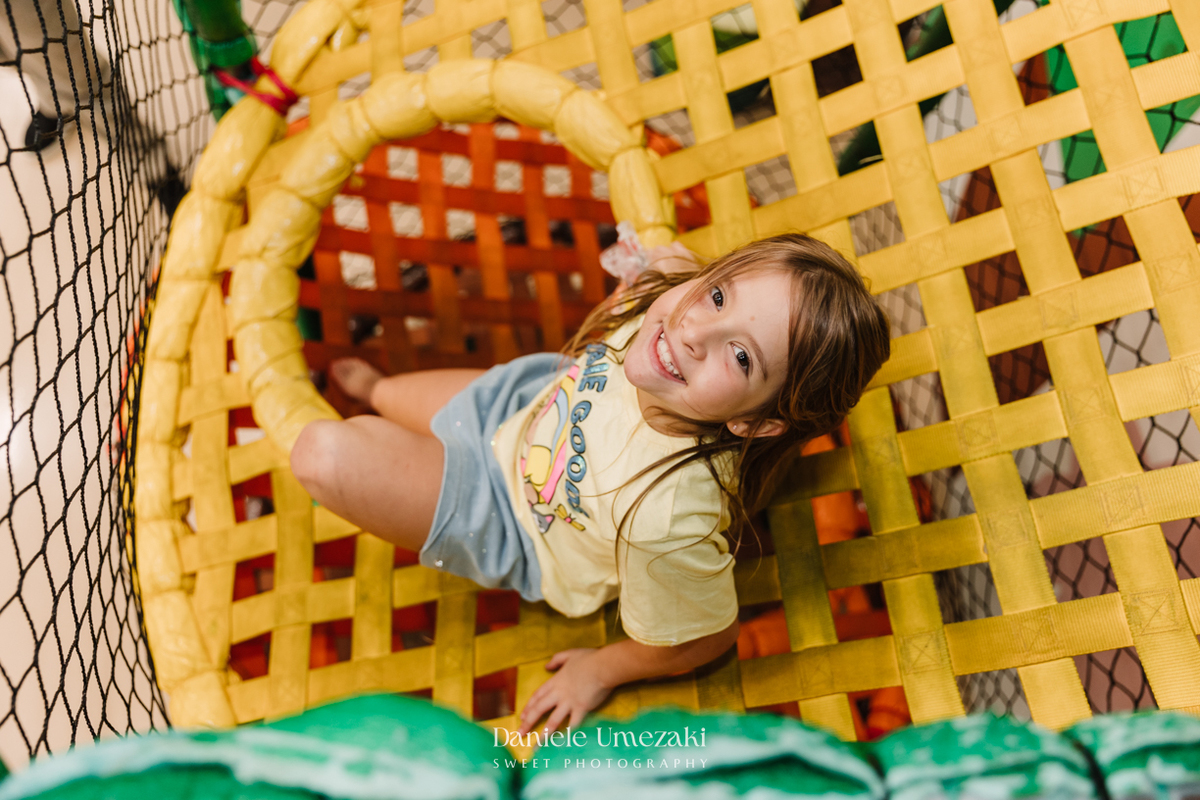  Laura brincando com amigos no Buffet Santa Arruaça – tema Bob Goods.