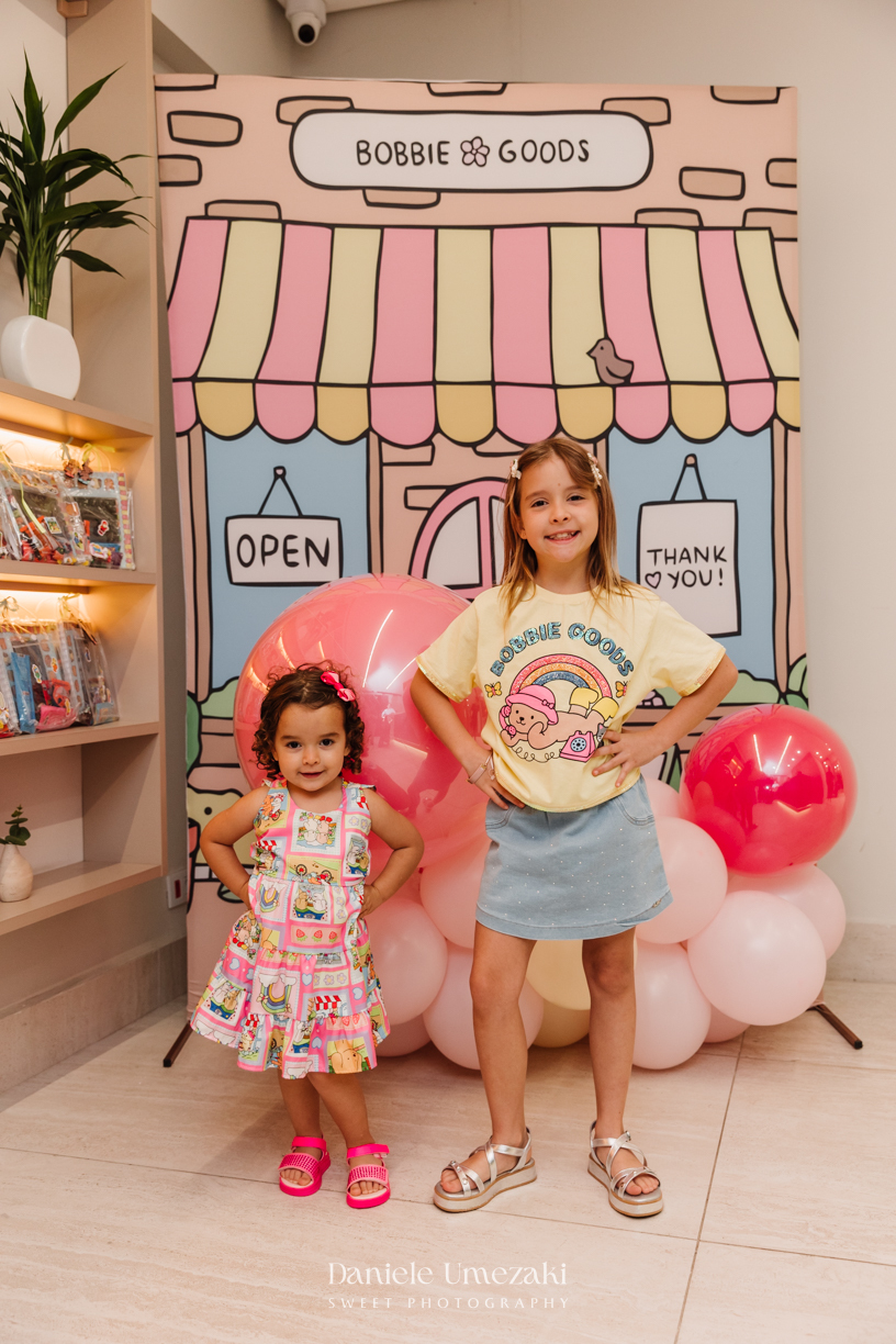 Laura e Alice no cenário do aniversário infantil tema Bob Goods em Mogi das Cruzes –
Dani Umezaki Fotografia