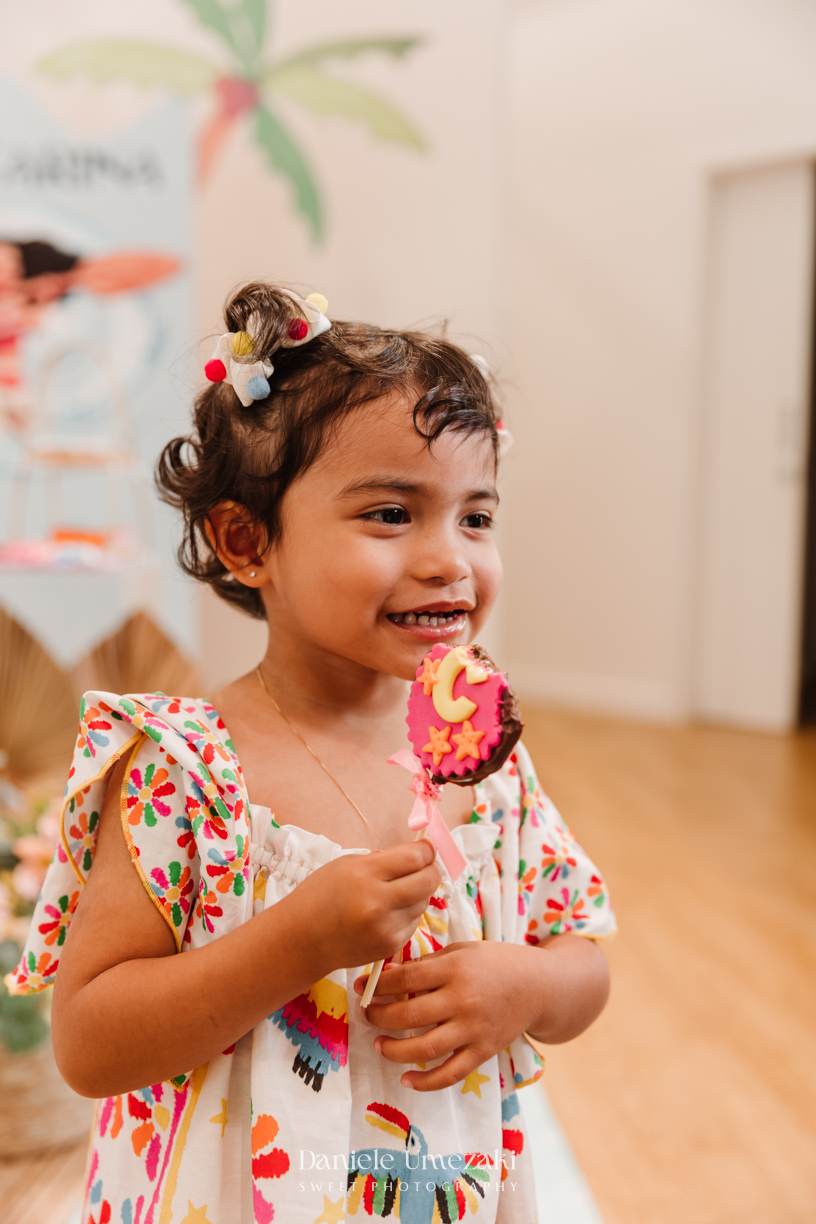 Festa encantadora da Catarina, 3 anos, com tema Moana no Buffet Pé de Caqui em Mogi das Cruzes. Decoração da Viva Hoje Tem Festa e fotografia infantil leve e afetiva por Dani Umezaki, registrando cada capítulo dessa família querida.