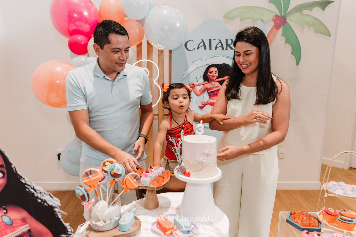 Festa encantadora da Catarina, 3 anos, com tema Moana no Buffet Pé de Caqui em Mogi das Cruzes. Decoração da Viva Hoje Tem Festa e fotografia infantil leve e afetiva por Dani Umezaki, registrando cada capítulo dessa família querida.