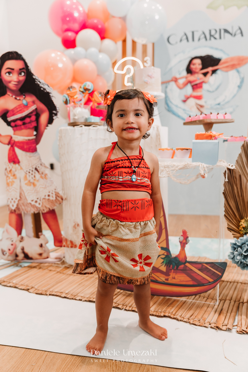 Festa encantadora da Catarina, 3 anos, com tema Moana no Buffet Pé de Caqui em Mogi das Cruzes. Decoração da Viva Hoje Tem Festa e fotografia infantil leve e afetiva por Dani Umezaki, registrando cada capítulo dessa família querida.