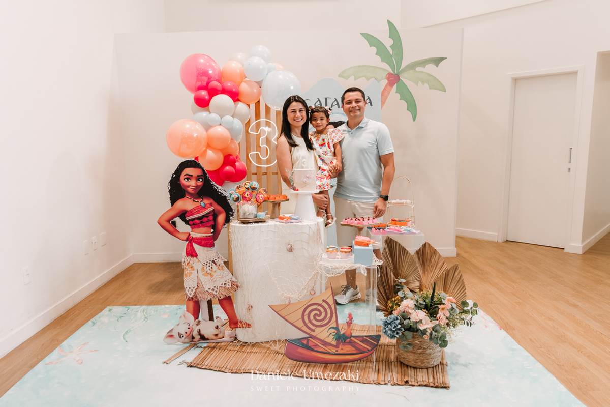 Festa encantadora da Catarina, 3 anos, com tema Moana no Buffet Pé de Caqui em Mogi das Cruzes. Decoração da Viva Hoje Tem Festa e fotografia infantil leve e afetiva por Dani Umezaki, registrando cada capítulo dessa família querida.