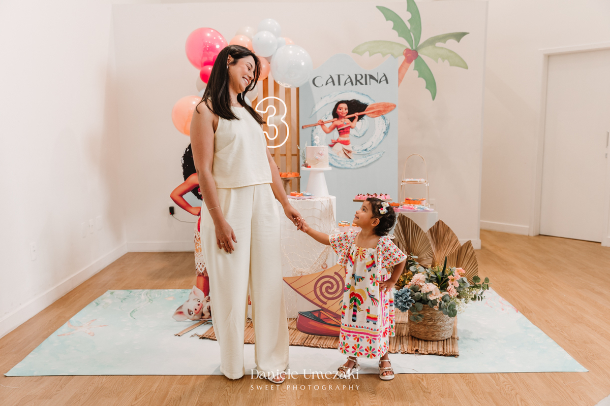 Festa encantadora da Catarina, 3 anos, com tema Moana no Buffet Pé de Caqui em Mogi das Cruzes. Decoração da Viva Hoje Tem Festa e fotografia infantil leve e afetiva por Dani Umezaki, registrando cada capítulo dessa família querida.Festa encantadora da Ca