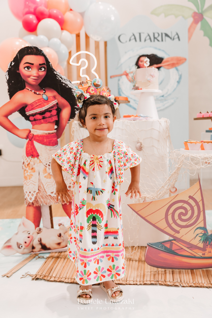 Festa encantadora da Catarina, 3 anos, com tema Moana no Buffet Pé de Caqui em Mogi das Cruzes. Decoração da Viva Hoje Tem Festa e fotografia infantil leve e afetiva por Dani Umezaki, registrando cada capítulo dessa família querida.