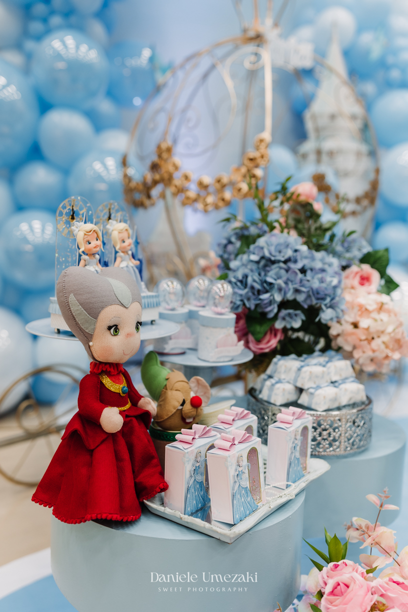 Festa encantada da Flávia Yumi, 5 anos, com tema Cinderela no Buffet Santa Arruaça em Mogi das Cruzes. Decoração linda da Doce de Laço e participação especial da Cinderela e do Príncipe. Fotografia infantil leve e afetiva por Dani Umezaki.