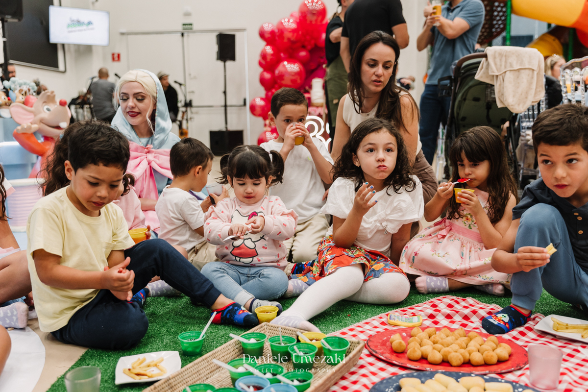 Festa encantada da Flávia Yumi, 5 anos, com tema Cinderela no Buffet Santa Arruaça em Mogi das Cruzes. Decoração linda da Doce de Laço e participação especial da Cinderela e do Príncipe. Fotografia infantil leve e afetiva por Dani Umezaki.