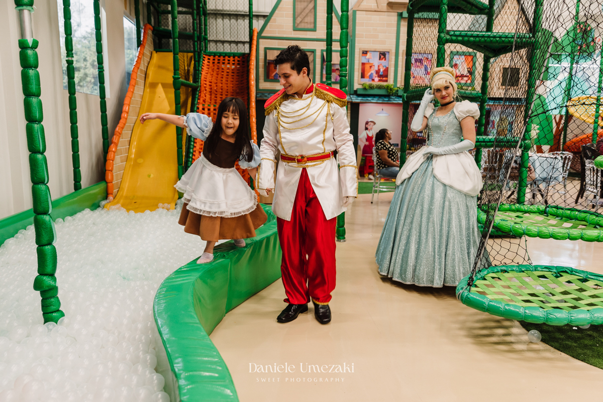 Festa encantada da Flávia Yumi, 5 anos, com tema Cinderela no Buffet Santa Arruaça em Mogi das Cruzes. Decoração linda da Doce de Laço e participação especial da Cinderela e do Príncipe. Fotografia infantil leve e afetiva por Dani Umezaki.