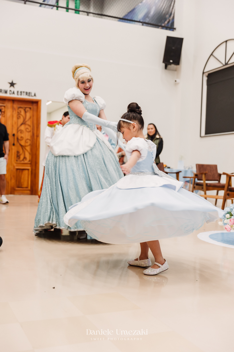 Festa encantada da Flávia Yumi, 5 anos, com tema Cinderela no Buffet Santa Arruaça em Mogi das Cruzes. Decoração linda da Doce de Laço e participação especial da Cinderela e do Príncipe. Fotografia infantil leve e afetiva por Dani Umezaki.
